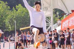 运动员们拼尽全力，场面震撼人心